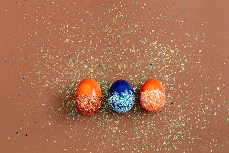 美丽的复活节背景与橙色和蓝色装饰彩蛋