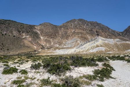 尼塞罗斯火山。