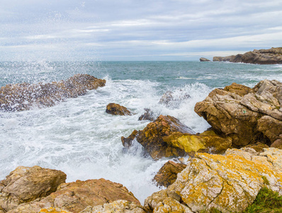 海浪冲击着岩石海岸