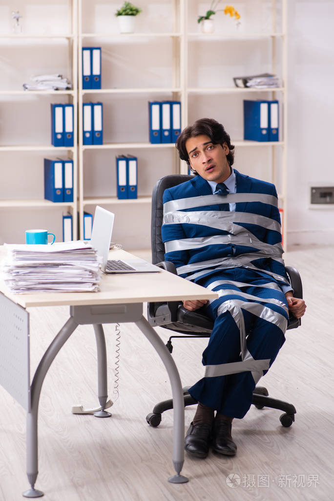 办公室里年轻的被绑男雇员
