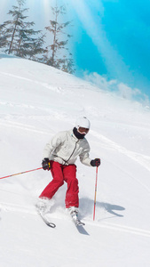 山上滑雪者，准备好滑雪板，阳光明媚