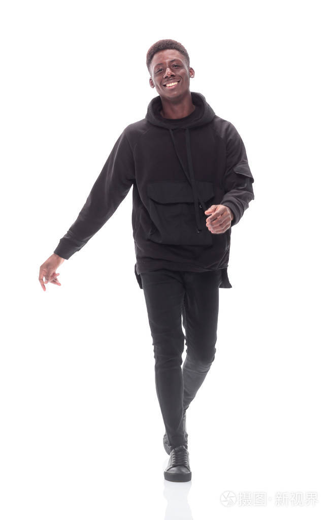 一个穿着秋夹克的兴高采烈的家伙大步向前走去