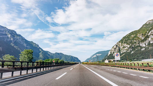 山路。山脉。山里的路。山路。