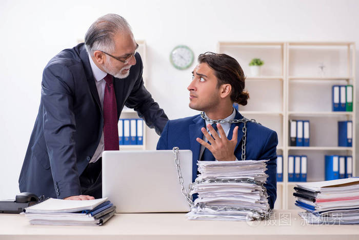 办公室里的老老板和年轻的男员工