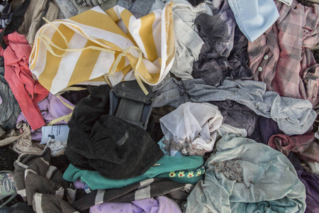 旧衣服的背景,俯瞰着一堆堆五颜六色的旧c照片