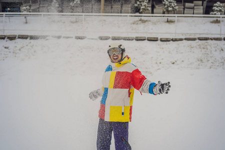 一个男人在外面扔雪，享受冬天