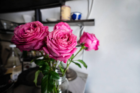 咖啡馆花瓶里的粉红玫瑰
