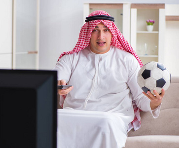 阿拉伯商人在家看电视