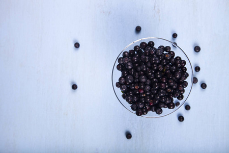 Ripe blueberries in a glass bowl 