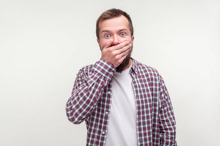 被吓坏的胡子男人捂着嘴的肖像照片