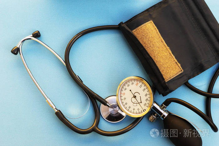 血压计在蓝色背景上测量压力明信片日高血压。