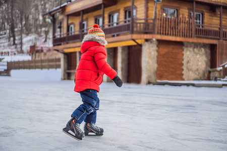 男孩第一次滑冰