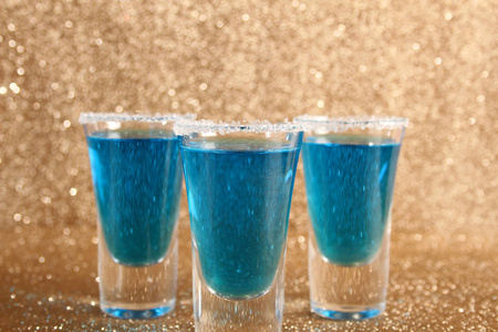 两杯蓝色饮料
