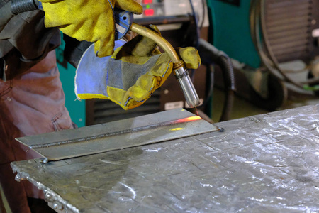 焊工进行焊接工作半自动电弧焊.mig焊接.照片