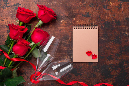 情人节贺卡，红色玫瑰花和香槟酒杯，木质背景复制空间俯视图