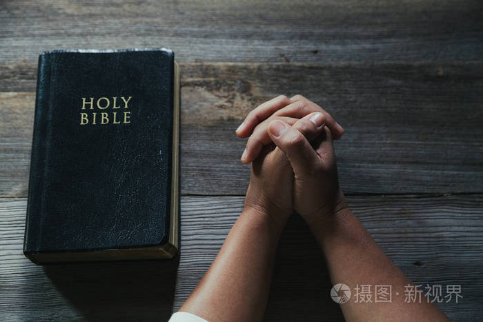 双手合十祈祷教堂里的圣经信仰观念