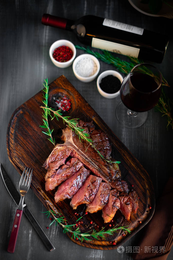 木板烤丁字牛排配红酒