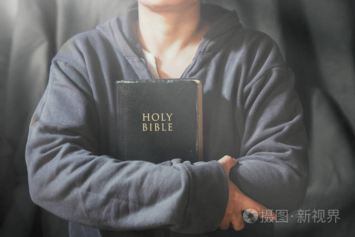 双手合十祈祷教堂里的圣经信仰观念