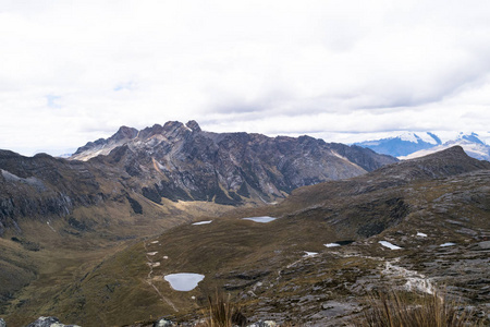 秘鲁安第斯山脉的华斯卡兰国家公园，圣克鲁斯徒步旅行的风景。