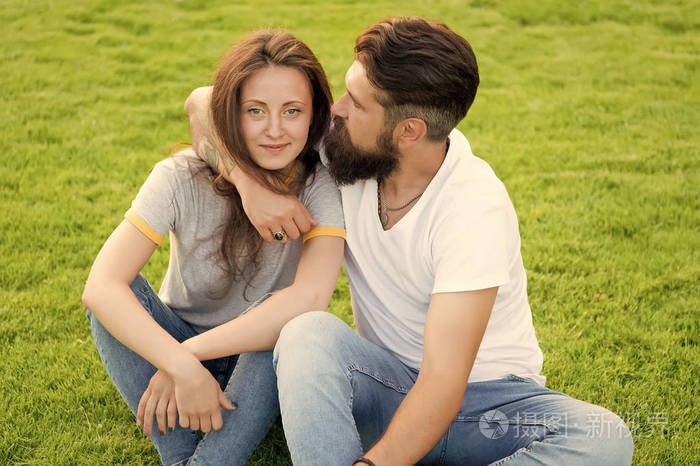 这对夫妇在大自然中度过时光嬉戏的女朋友和男朋友约会暑假可爱的情侣