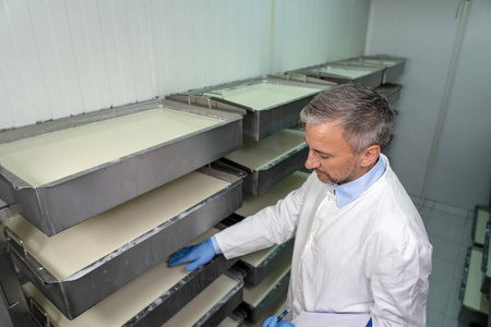 乳品厂食品技术员检查奶油分离过程