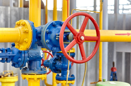蓝色阀门天然气处理厂黄色管道上的蓝色阀门照片