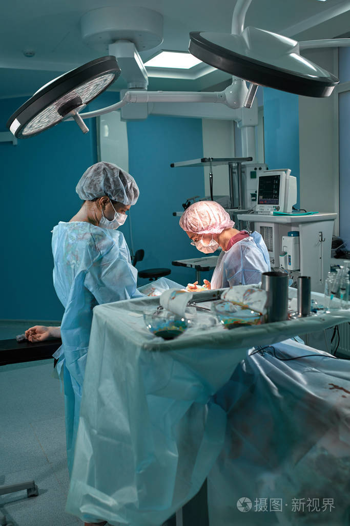 手术室里的一群外科医生医疗队在手术室进行手术