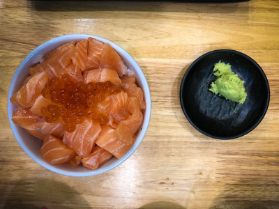Rice bowl topped with salmon and salmon roe 