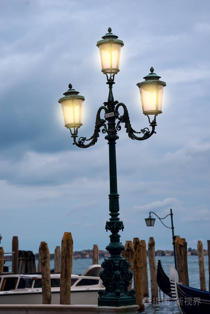 意大利威尼斯的正宗粉红色威尼斯路灯和鸽子