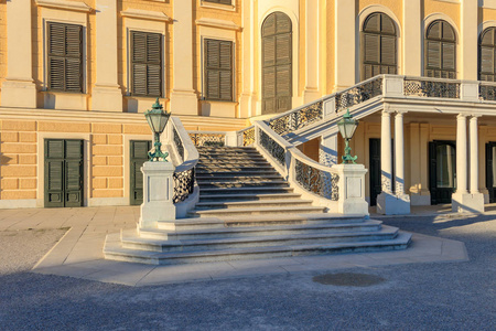 城堡附近的石墙2019年欧洲文化之都马特拉市耶路撒冷隔离墙楼梯边的旧