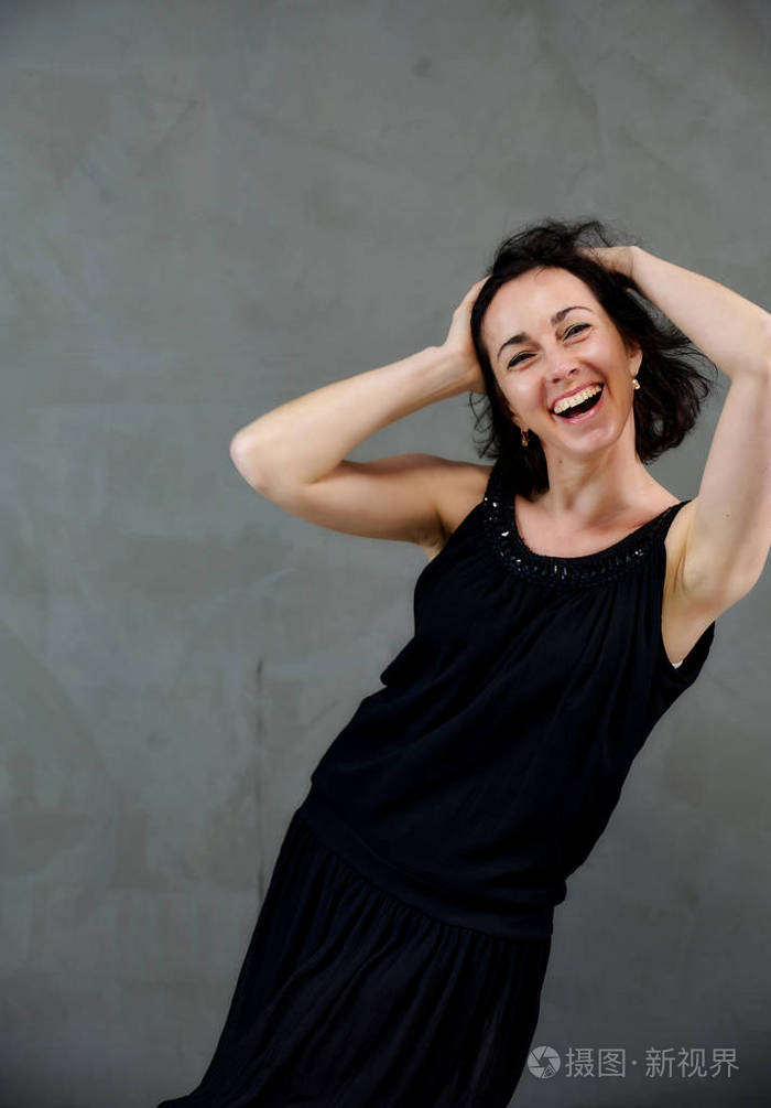 模特正站在镜头前,表情生动.