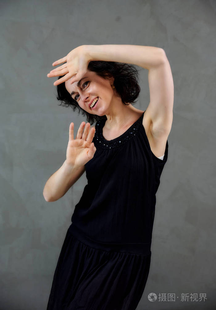 模特正站在镜头前,表情生动.