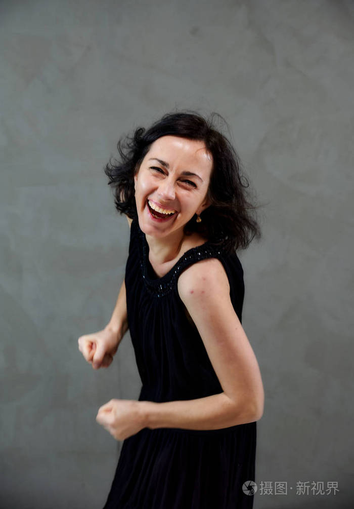 模特正站在镜头前,表情生动.