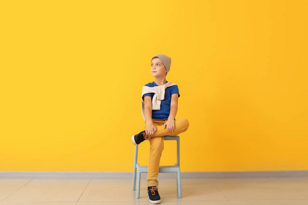 坐凳子的儿童图片