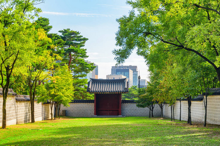 京冈宫花园和风景门景色宜人