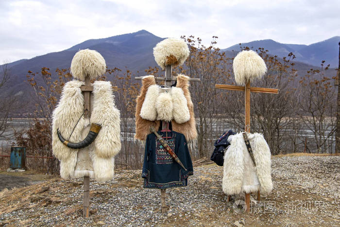 格鲁吉亚牧羊人的民族服装布尔卡和帕帕喀靠山