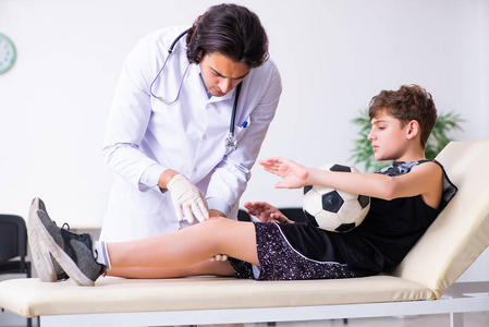 男足球运动员来访的年轻创伤医生