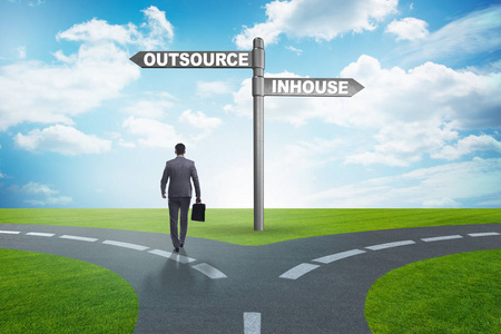 乱世英豪处于十字路口的商人在外包和英豪之间抉择照片