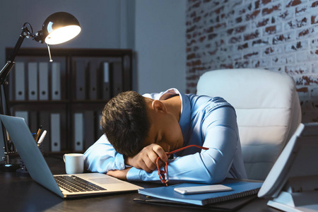 亚洲男人深夜在办公室睡觉照片