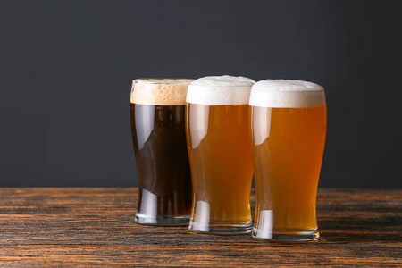 木桌上摆着几杯不同口味的啤酒照片