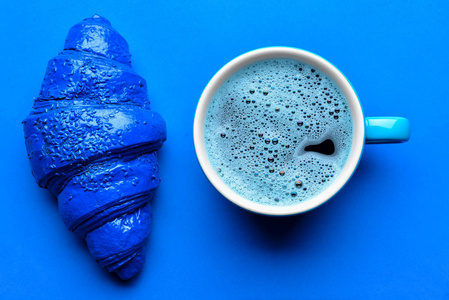 蓝色牛角面包和一杯咖啡照片