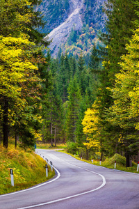 山路。有岩石的风景，有云的晴天和b