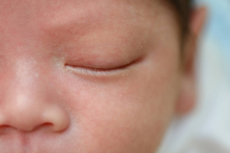可爱的新生儿睡梦的特写眼睛