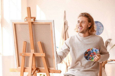 年轻男画家在画室作画年轻男画家在画室作画年轻男画家在光明画室画画