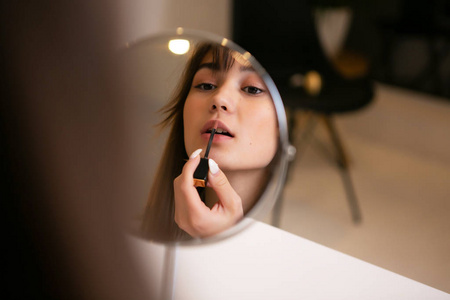 镜中美女肖像,化妆过程,美容,护肤.照片