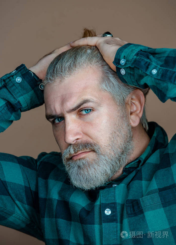 一个红头发的欧洲人的画像男装时尚概念帅气自信完美发型男士室内