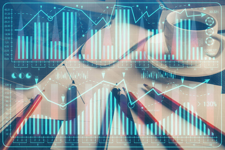 具有电脑背景的图形财务信息和工作空间的双重曝光。国际网上交易的概念。