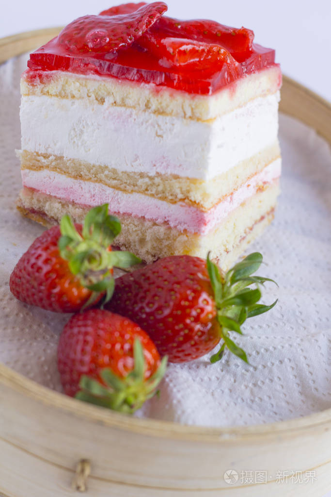 一块奶油草莓蛋糕