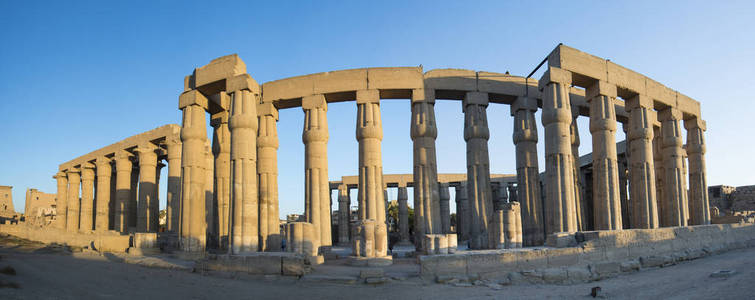 古埃及神庙立柱上的象形文字雕刻