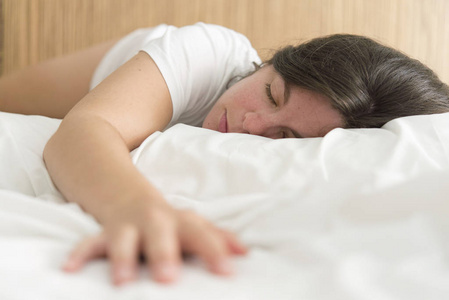 年轻美女床上睡觉图片